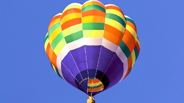 Symbolbild Heißluftballon mit bunter Hülle  | Bild: colourbox.com