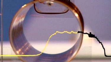 eine Induktionsspule wird aus dem Magnetfeld einer Feldspule gezogen. | Bild: BR