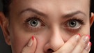 Frau mit vor Angst weit aufgerissenen Augen | Bild: colourbox.com