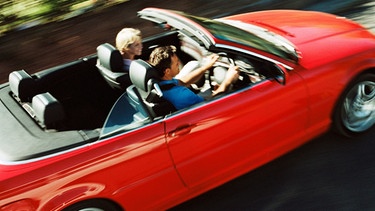 Ein Paar macht eine Spritztour im Auto | Bild: Jupiterimages