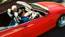 Ein Paar macht eine Spritztour im Auto | Bild: Jupiterimages