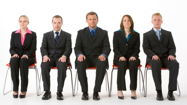fünf Personen im Anzug sitzen in einer Reihe nebeneinander | Bild: colourbox.com