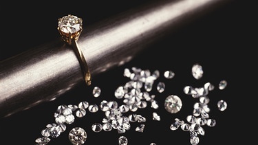 Edelsteine glitzern unter einem Ring mit Diamant | Bild: Getty Images