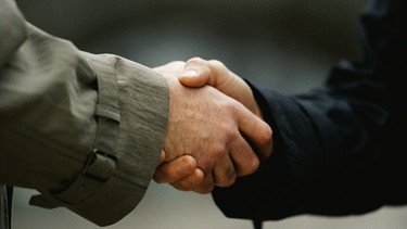 zwei Männer schütteln sich die Hände | Bild: Getty Images