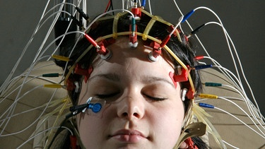 neurologische Untersuchung an einer Frau | Bild: picture-alliance/dpa