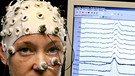 neurologische Untersuchung an einer Frau | Bild: picture-alliance/dpa