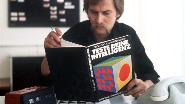 Mann liest ein Buch über Intelligenztests | Bild: picture-alliance/dpa