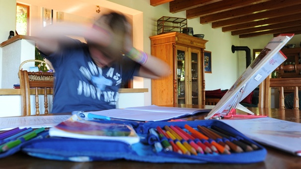 Ein Junge schüttelt bei den Hausaufgaben seinen Kopf | Bild: picture-alliance/dpa