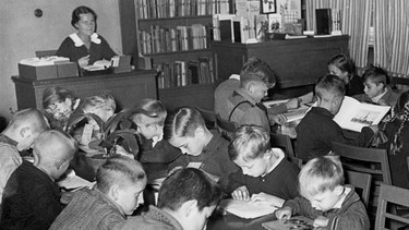 Jungen und Mädchen im III. Reich in einem Kinder-Lesesaal | Bild: picture-alliance/dpa