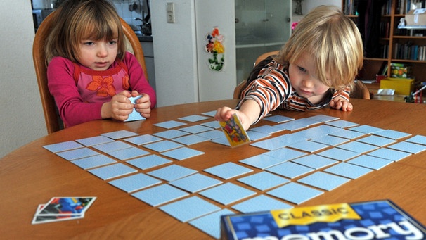 zwei Kinder spielen Memory | Bild: picture-alliance/dpa