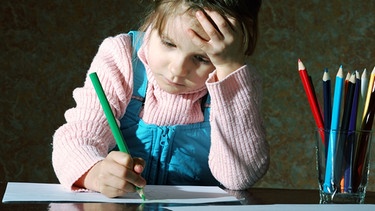 lernendes Mädchen am Schreibtisch | Bild: colourbox.com