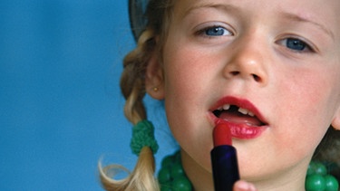 ein kleines Mädchen schmiert sich Lippenstift auf die Lippen | Bild: colourbox.com