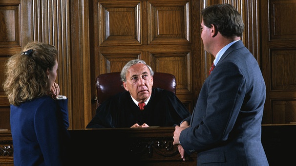 Personen bei einer Verhandlung vor Gericht | Bild: Getty Images