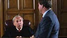 Personen bei einer Verhandlung vor Gericht | Bild: Getty Images