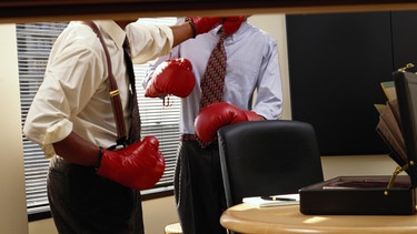 Männer im Büro mit Boxhandschuhen | Bild: Getty Images