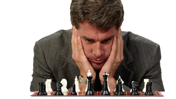 Nachdenklicher Mann vor Schachbrett | Bild: Getty Images