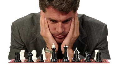 Nachdenklicher Mann vor Schachbrett | Bild: Getty Images