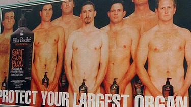 australisches Werbeplakat voller nackter Männer für einen Sunblocker | Bild: picture-alliance/dpa