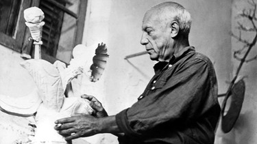 Pablo Picasso bei der Arbeit (1950) | Bild: picture-alliance/dpa