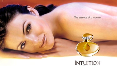 Das britische Model Elizabeth Hurley auf einem Werbefoto für das Parfum Intuition von Estee Lauder | Bild: picture-alliance/dpa