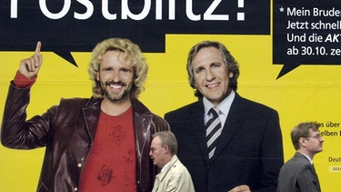 Die Brüder Christoph und Thomas Gottschalk auf einem Werbeplakat der Post | Bild: picture-alliance/dpa
