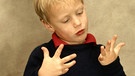 Schüler rechnet mit den Fingern | Bild: Getty Images