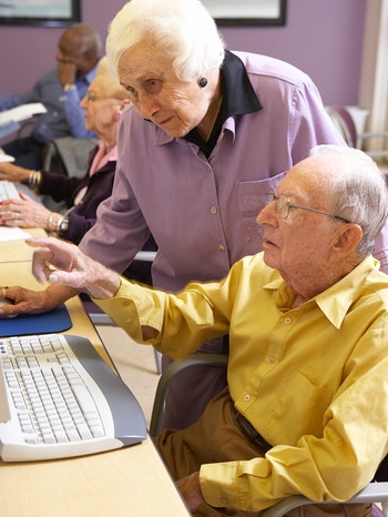 Senioren lernen den Umgang mit dem Computer | Bild: colourbox.com