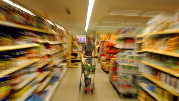 eine Kundin im Supermarkt | Bild: picture-alliance/dpa