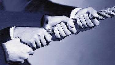 Vier Hände ziehen an einem Strang | Bild: Image Source