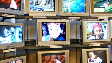 Mehrere Fernseher mit verschiedenen Programmen | Bild: colourbox.com