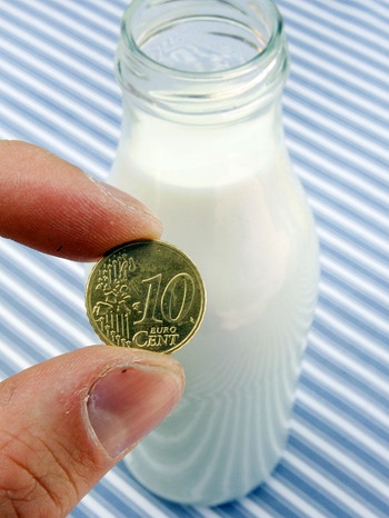 Geld vor Milchflasche | Bild: picture-alliance/dpa