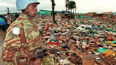 Blauhelm-Soldat vor Flüchtlingslager in Ruanda | Bild: picture-alliance/dpa