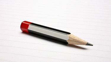 Bleistift auf liniertem Papier | Bild: Bleistift auf liniertem Papier