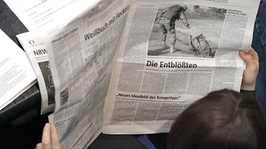 Ein Abgeordneter liest im Bundestag einen Zeitungsartikel | Bild: picture-alliance/dpa