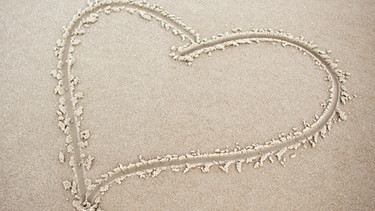 Ein Herz, gemalt in den Sand am Nordseestrand | Bild: picture-alliance/dpa