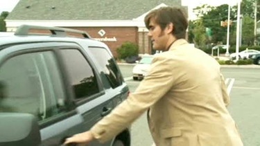Eric öffnet eine Autotür | Bild: BR