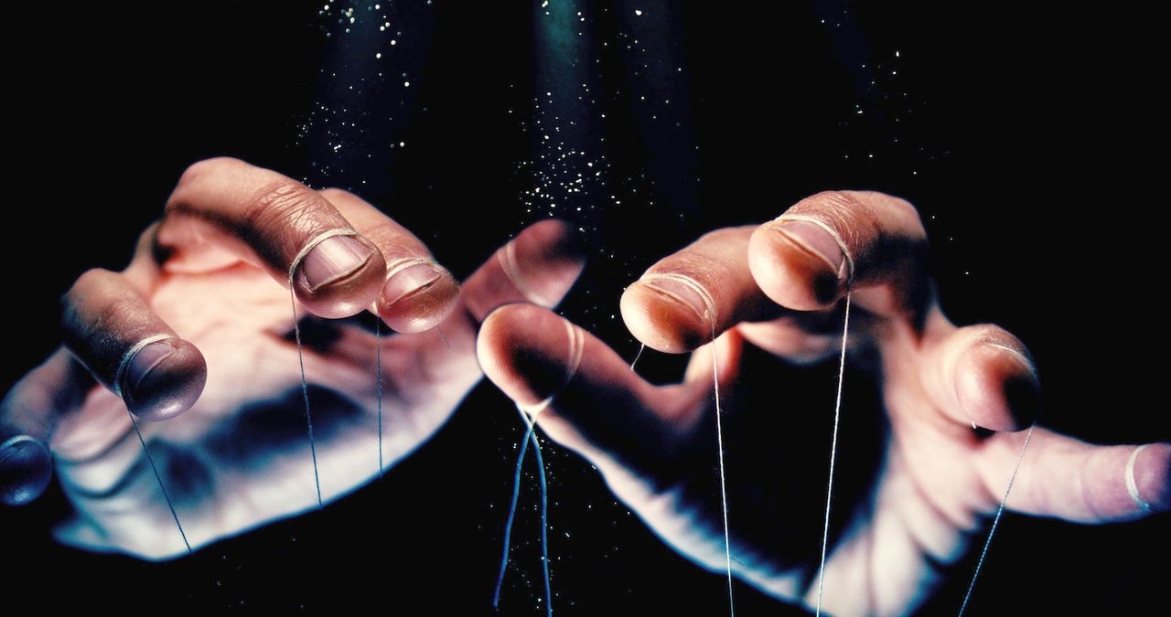 Symbolbild: Macht - Zwei Hände mit Fäden um die Finger lenken die Welt wie eine Marionette. | Bild: stock.adobe.com/sp3n