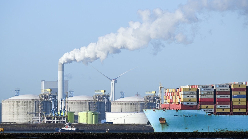 ARCHIV - 23.02.2022, Niederlande, Rotterdam: Schiffe fahren vor LNG-Tanks in den Hafen von Rotterdam. Die USA wollen in diesem Jahr gemeinsam mit internationalen Partnern 15 Milliarden Kubikmeter Flüssiggas (LNG) zusätzlich in die EU liefern, um russische Gasimporte zu ersetzen. (zu dpa "EU erhält zusätzliche Flüssiggas-Lieferungen aus den USA") Foto: Federico Gambarini/dpa +++ dpa-Bildfunk +++ | Bild: dpa-Bildfunk/Federico Gambarini