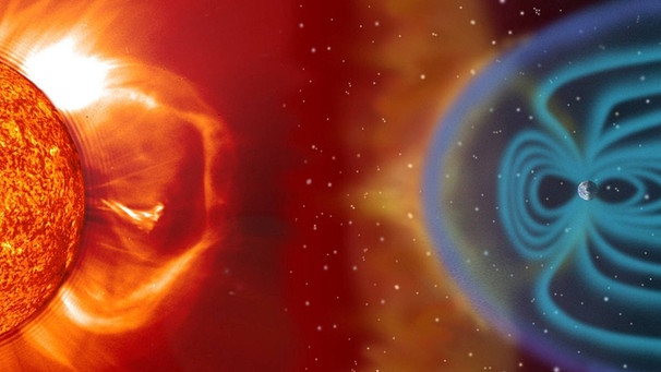 Eine künstlerische Darstellung: Das Magnetfeld der Sonne (links) und die Freisetzung von Plasma wirken sich direkt auf die Erde (rechts) und den Rest des Sonnensystems aus. Die Sonne ist in rot-gelben Tönen wie ein Feuerball dargestellt. Die Erde ist ein kleiner Punkt, dessen Magnetfeld mit blauen Linien gezeigt wird. | Bild: imago/UPI Photo