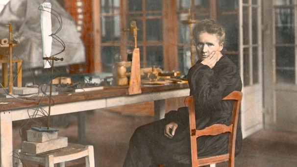 Marie Curie in ihrem Labor in Paris im Jahr 1910. Sie ist eine der bedeutendsten Wissenschaftlerinnen unserer Zeit, entdeckte radioaktive Elemente und erhielt zweimal den Nobelpreis.  | Bild: picture-alliance/dpa