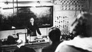 Marie Curie hält 1927 eine Vorlesung im Radium-Institut in Paris. | Bild: picture-alliance/dpa