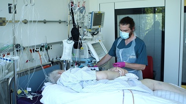 Marc Schlinger, angehender Mediziner, ohne Abitur aber mit einer Ausbildung im Pflegebruf am Krankenbett einer Patientin | Bild: BR