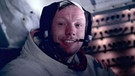  Neil Armstrong im Raumanzug und mit Headset  | Bild: picture alliance/Photo12