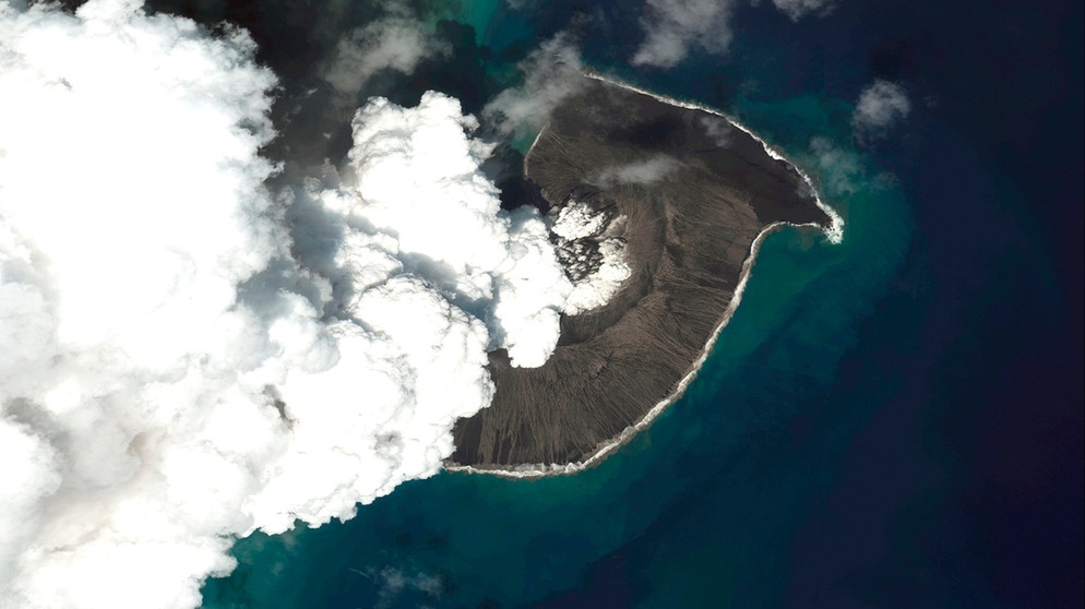 24.12.2021, Tonga: Dieses von Maxar Technologies zur Verfügung gestellte Satellitenbild zeigt aufsteigenden Dampf- und Gaswolken über den Vulkan Hunga-Tonga-Hunga-Ha'apai. Die Kommunikation mit dem Südsee-Archipel Tonga wird nach dem Ausbruch des Untersee-Vulkans Hunga-Tonga-Hunga-Ha'apai voraussichtlich wochenlang beeinträchtigt bleiben. Ein wichtiges Unterseekabel, das zur Übertragung fast aller digitalen Informationen einschließlich der Internet- und Telefonkommunikation dient, sei durch das Seebeben an zwei Stellen gebrochen, teilte die neuseeländische Regierung am 19.01.2022 mit. | Bild: Satellite image ©2022 Maxar / Technologies/AP/dpa