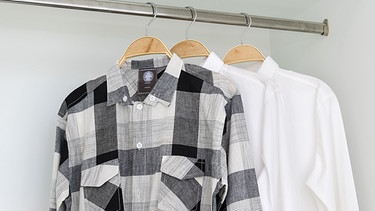 Drei Kleiderbügel mit Hemden in einem sonst leeren Kleiderschrank | Bild: colourbox.com/241139