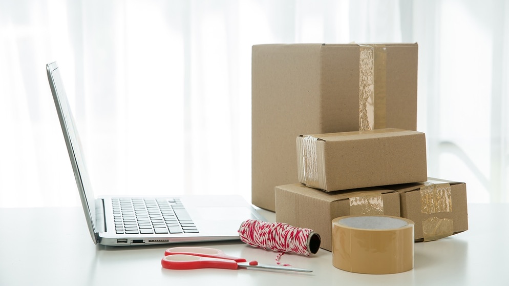 Im internet bestellen und nach Hause liefern lassen - das ist praktisch und spart Zeit. Aber wie nachhaltig ist Onlineshopping? Geht es auch ohne viele Pakete und Verpackungsmaterial? | Bild: colourbox.com