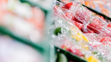 Gemüse in Plastikverpackung im Supermarkt | Bild: dpa-Bildfunk/Rolf Vennenbernd