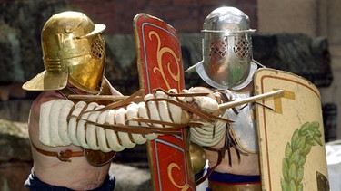 Gladiatoren-Darsteller in originalgetreuen Rüstungen | Bild: picture-alliance/dpa