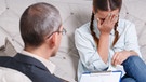 Ein Psychotherapeut sitzt einer weiblichen Patientin gegenüber und macht sich Notizen. | Bild: colourbox.com