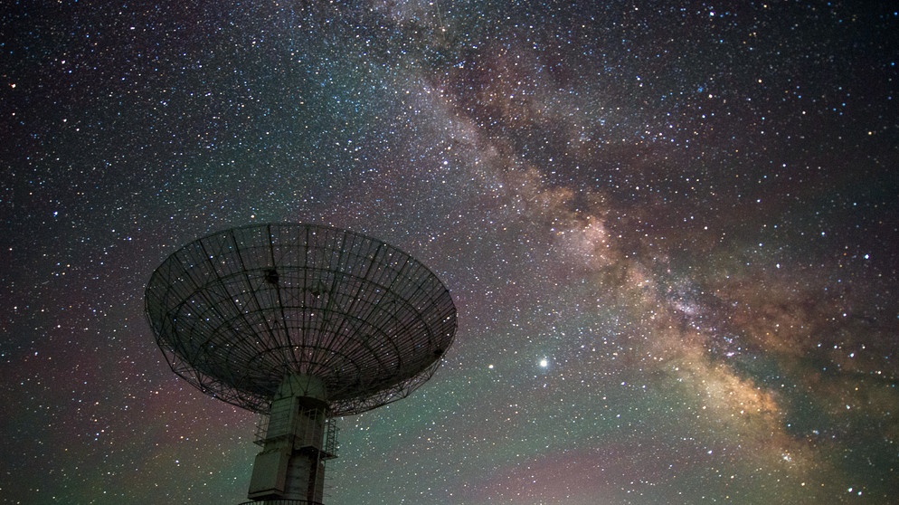 Ming'antu-Radioteleskop vor Sternenhimmel | Bild: picture alliance / Xinhua News Agency | Liu Yide